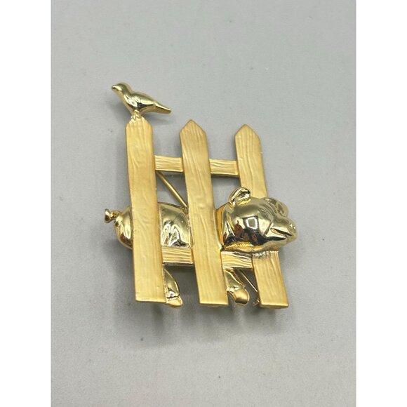 Vintage Matte Shiny Gold Tone AJC Pin Brooch Pig Stuck in Fence Bird On Picket - Picture 3 of 5